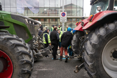 Decenas de agricultores, en el exterior de la sede del departamento de Desarrollo Rural y Medio Ambiente, este viernes, en la cuarta jornada de movilizaciones.
