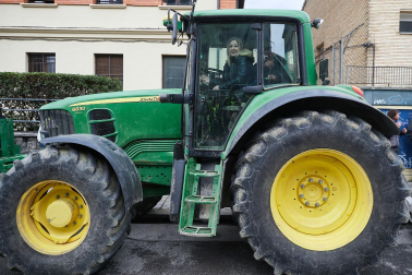 Decenas de agricultores, en el exterior de la sede del departamento de Desarrollo Rural y Medio Ambiente, este viernes, en la cuarta jornada de movilizaciones.
