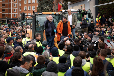 Decenas de agricultores, en el exterior de la sede del departamento de Desarrollo Rural y Medio Ambiente, este viernes, en la cuarta jornada de movilizaciones.