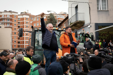 Decenas de agricultores, en el exterior de la sede del departamento de Desarrollo Rural y Medio Ambiente, este viernes, en la cuarta jornada de movilizaciones.