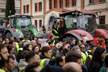 Decenas de agricultores, en el exterior de la sede del departamento de Desarrollo Rural y Medio Ambiente, este viernes, en la cuarta jornada de movilizaciones.