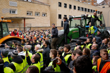Decenas de agricultores, en el exterior de la sede del departamento de Desarrollo Rural y Medio Ambiente, este viernes, en la cuarta jornada de movilizaciones.