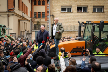 Decenas de agricultores, en el exterior de la sede del departamento de Desarrollo Rural y Medio Ambiente, este viernes, en la cuarta jornada de movilizaciones.