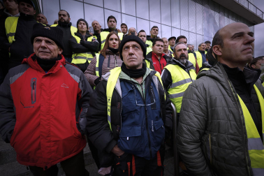Decenas de agricultores, en el exterior de la sede del departamento de Desarrollo Rural y Medio Ambiente, este viernes, en la cuarta jornada de movilizaciones.