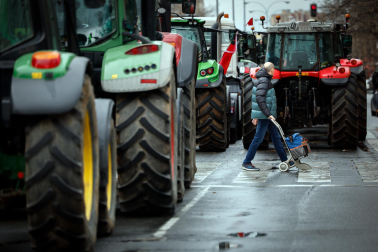 Decenas de agricultores, en el exterior de la sede del departamento de Desarrollo Rural y Medio Ambiente, este viernes, en la cuarta jornada de movilizaciones.