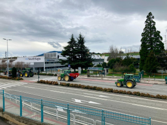Algunos tractores que han abandonado Pamplona por la avenida Zaragoza y Cordovilla.
