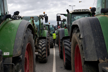 Los tractores abandonan Pamplona por la salida sur. / Miguel Osés