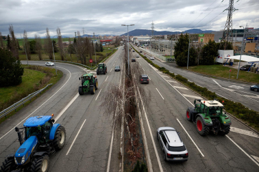 Los tractores abandonan Pamplona por la salida sur. / Miguel Osés