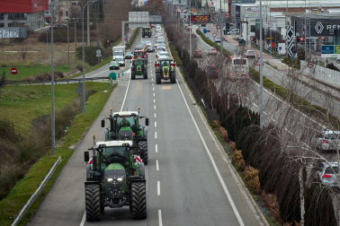 Los tractores abandonan Pamplona por la salida sur. / Miguel Osés