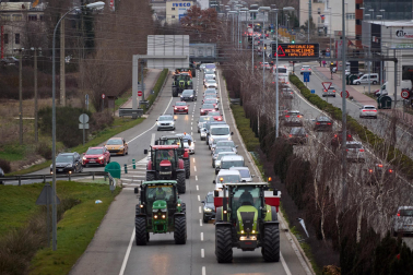 Los tractores abandonan Pamplona por la salida sur. / Miguel Osés
