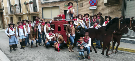 Un grupo posa durante el desfile de Carnavales en Cascante./