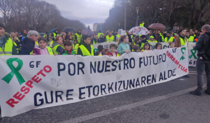 La pancarta de apertura es portada por menores, familiares de agricultores y ganaderos