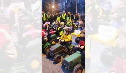 Vídeo con mini tractores en la marcha de apoyo al agro navarro