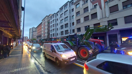 Tractores a primera hora de la mañana en la avenida Zaragoza