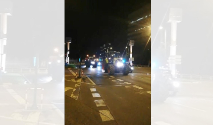 Vídeo con tractores entrando a la plaza Príncipe de Viana