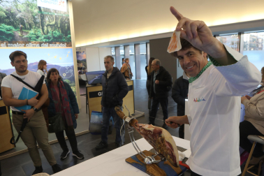 El corte de jamón, principal reclamo en el expositor de Andalucía