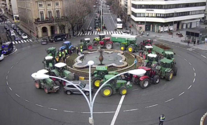 Una nueva protesta agraria bloquea la plaza de Merindades y la Avenida Baja Navarra de Pamplona. /