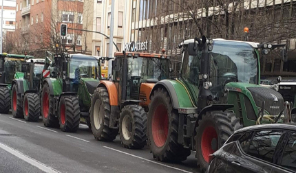 Tractores por la Avenida Baja Navarra de Pamplona, este lunes 26 de febrero por la mañana