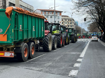 Una nueva protesta agraria bloquea la plaza de Merindades y la Avenida Baja Navarra de Pamplona. /