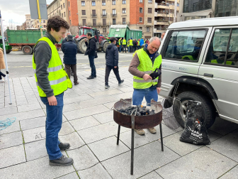 Una nueva protesta agraria bloquea la plaza de Merindades de Pamplona. /