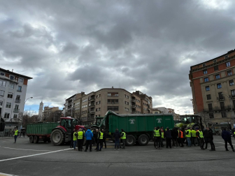 Una nueva protesta agraria bloquea la plaza de Merindades de Pamplona. /