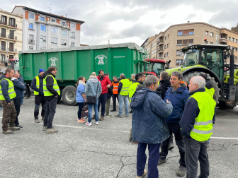 Una nueva protesta agraria bloquea la plaza de Merindades de Pamplona. /
