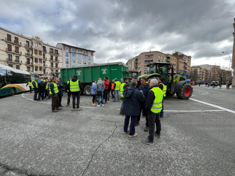 Una nueva protesta agraria bloquea la plaza de Merindades de Pamplona. /
