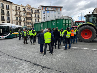 Una nueva protesta agraria bloquea la plaza de Merindades de Pamplona. /