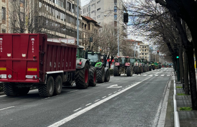 Una nueva protesta agraria bloquea la plaza de Merindades de Pamplona. /
