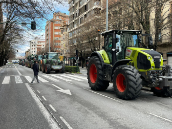 Una nueva protesta agraria bloquea la plaza de Merindades y la Avenida Baja Navarra de Pamplona. /