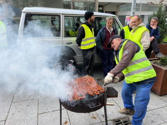 Una nueva protesta agraria bloquea la plaza de Merindades y la Avenida Baja Navarra de Pamplona. /