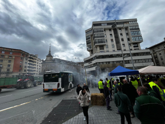 Una nueva protesta agraria bloquea la plaza de Merindades y la Avenida Baja Navarra de Pamplona. /