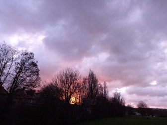 Amanecer con nubes. /
