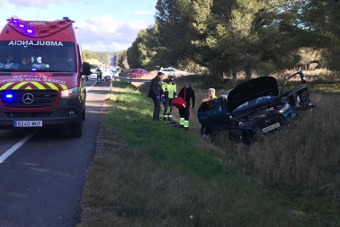 Fotos del choque frontal entre dos coches en la N-121 en Bardenas. /