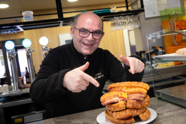 Eloy Medina, cocinero del bar de la gasolinera San Rafael de Tudela, muestra sus torreznos