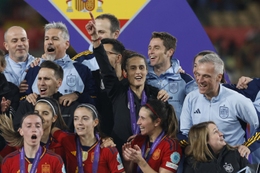 Javier Lerga, a la izda., celebra el título