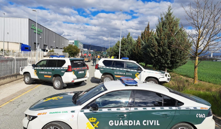 Patrulla de la Guardia Civil en el acceso a VW Navarra que han intentado cerrar los tractores.