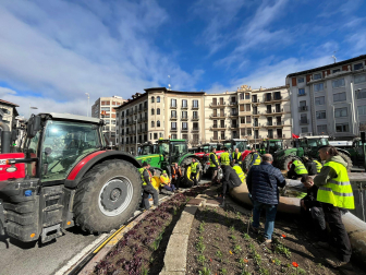 Decenas de agricultores navarros han vuelto a colapsar con sus tractores el centro de Pamplona este jueves, 29 de febrero.