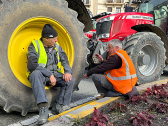 Decenas de agricultores navarros han vuelto a colapsar con sus tractores el centro de Pamplona este jueves, 29 de febrero.