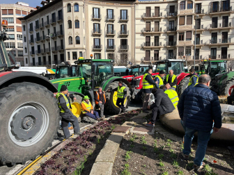 Decenas de agricultores navarros han vuelto a colapsar con sus tractores el centro de Pamplona este jueves, 29 de febrero.