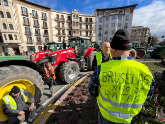 Decenas de agricultores navarros han vuelto a colapsar con sus tractores el centro de Pamplona este jueves, 29 de febrero.