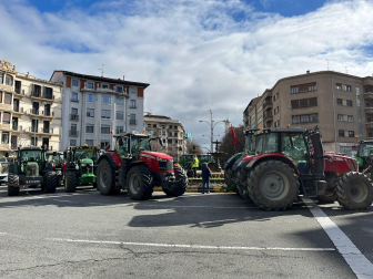 Decenas de agricultores navarros han vuelto a colapsar con sus tractores el centro de Pamplona este jueves, 29 de febrero.