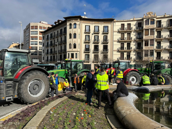 Decenas de agricultores navarros han vuelto a colapsar con sus tractores el centro de Pamplona este jueves, 29 de febrero.