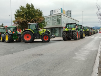 Tractores en el polígono Agustinos
