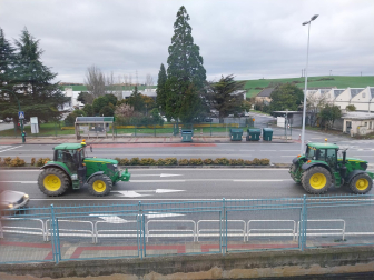 Tractores provenientes de Tafalla y Zona Media entran a Pamplona, este jueves, por la carretera de Zaragoza