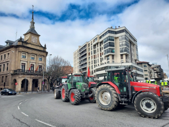 Los tractores, este jueves frente a la Delegación del Gobierno en Navarra.