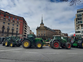 Los tractores, este jueves frente a la Delegación del Gobierno en Navarra.