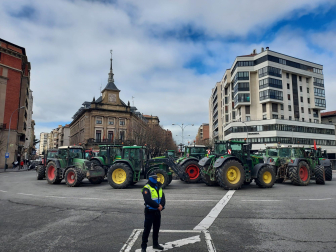 Los tractores, este jueves frente a la Delegación del Gobierno en Navarra.
