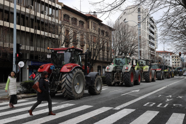 Tractores, este jueves en la avenida Baja Navarra de Pamplona.