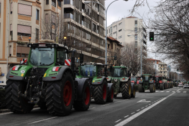 Tractores, este jueves en la avenida Baja Navarra de Pamplona.
